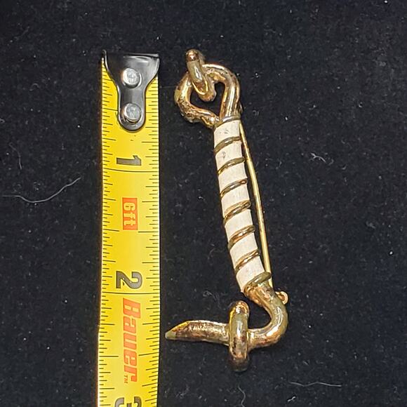 Gold Tone Hook Lock White Twist 2.5" Unsigned Vtg - Picture 9 of 9
